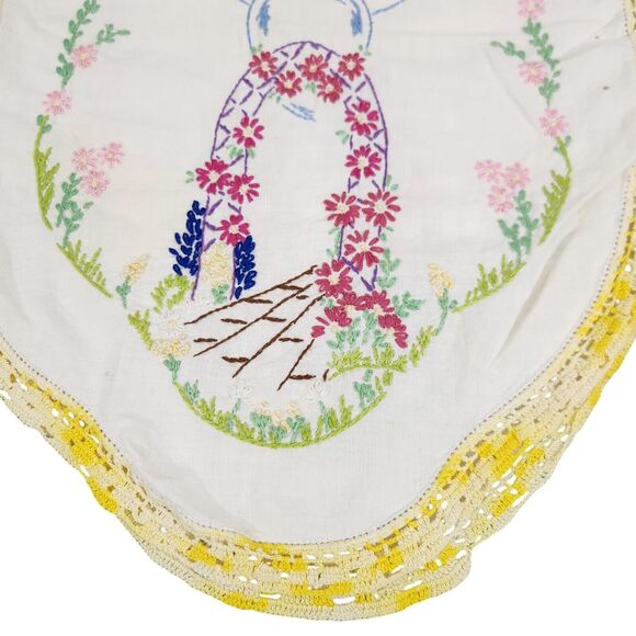 VTG TABLE RUNNER GARDEN BASKET FLORAL EMBROIDERED DRESSER SCARF ESTATE MCM - Picture 2 of 3